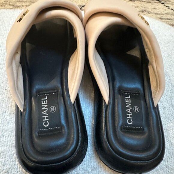 Chanel Interlocking CC Logo Slide - Picture 14 of 15